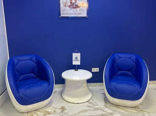 modern-varoterem-kek-fotelekkel-sportserules-poszter